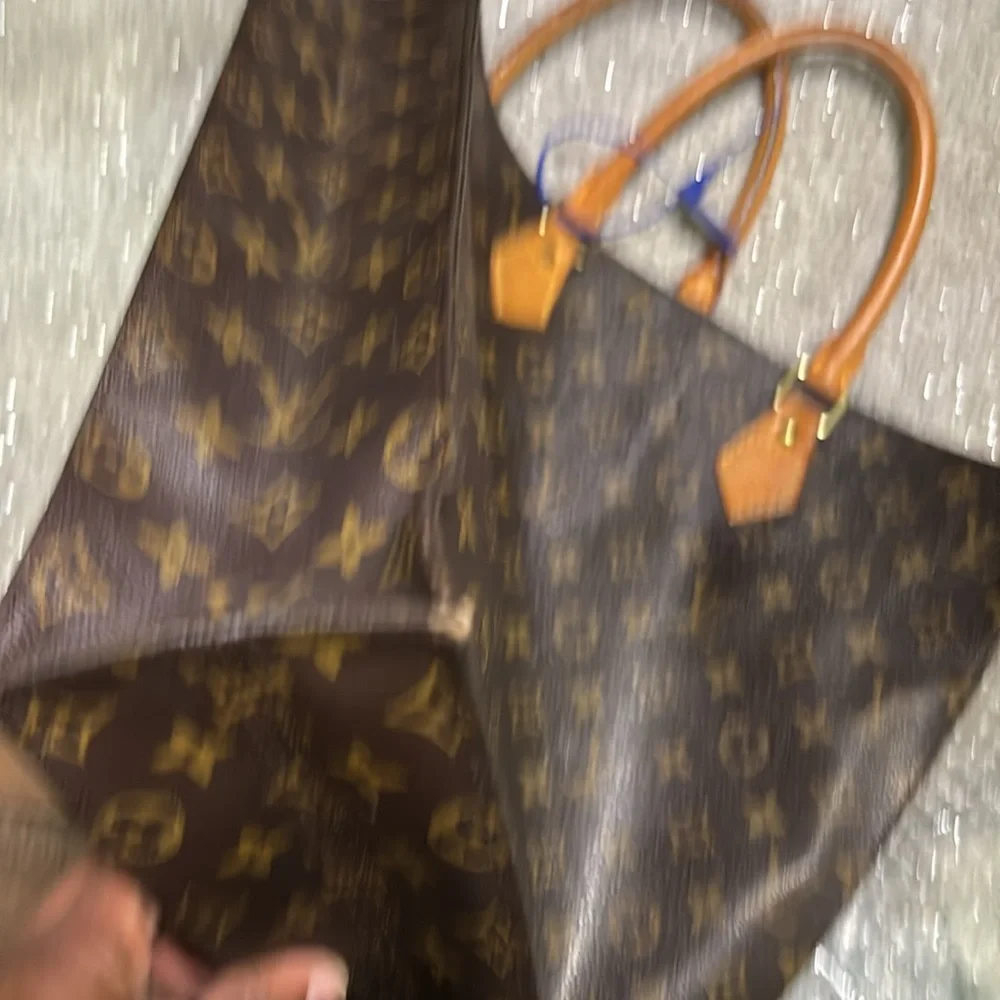 Louis Vuitton tote, rolled handles. Open top. - Picture 11 of 15